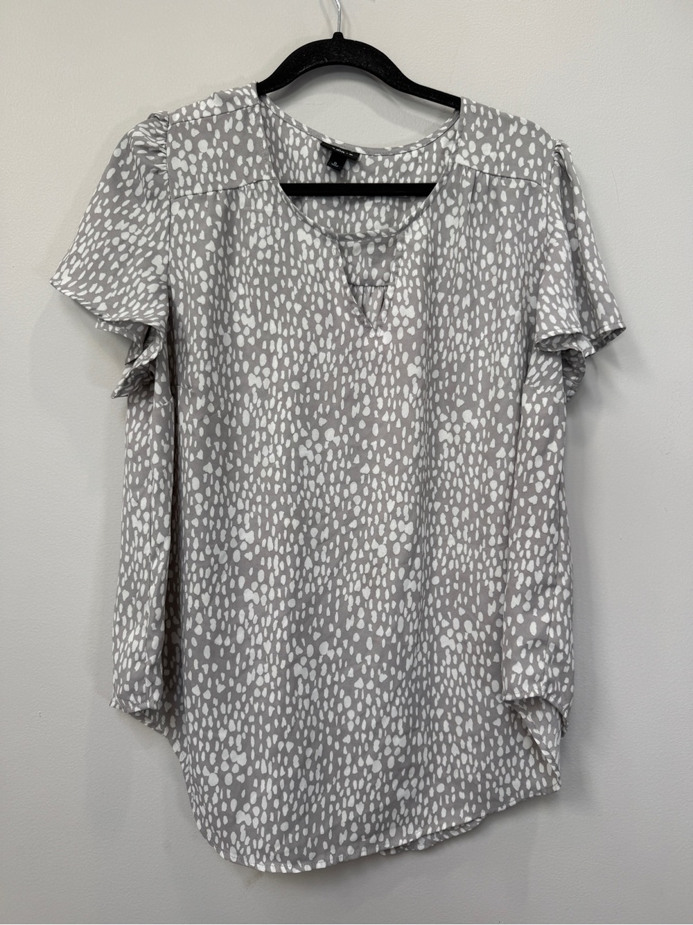 torrid Gray and White Dot-Print Short Sleeve Blouse